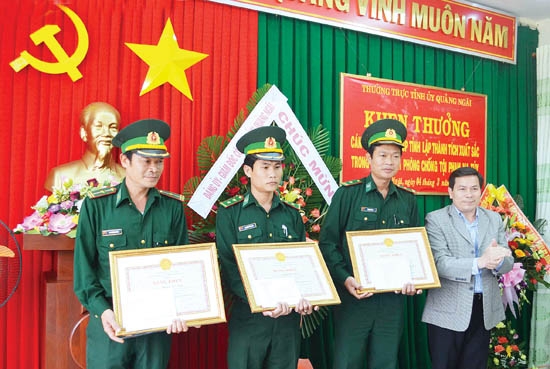 Phó Bí thư Tỉnh ủy Trần Văn Minh trao khen thưởng đột xuất cho 3 cán bộ, chiến sĩ BĐBP tỉnh.                                                             Ảnh: PV