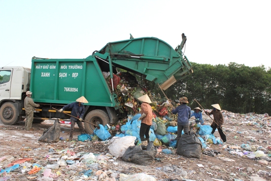 Những ngày sau Tết, lượng rác đổ về bãi xử lý chất thải rắn Nghĩa Kỳ tăng lên gấp 2 - 3 lần so với ngày thường.