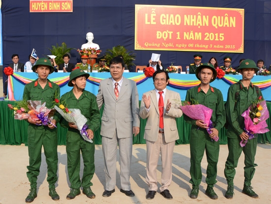 Lãnh đạo huyện Bình Sơn trao quà cho các đảng viên tham gia nhập ngũ.