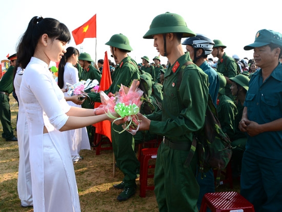 Học sinh trường THPT Bình Sơn tặng hoa cho các chiến sĩ.
