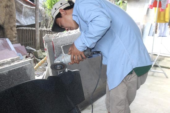 Anh Nguyễn Phú Quốc tại cơ sở sản xuất đá hoa cương của mình.