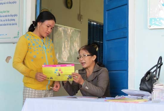  Chị Nguyễn Thị Tiếp- Cán bộ chuyên trách dân số xã Nghĩa Kỳ trao đổi về kiến thức DS-KHHGĐ cho chị em phụ nữ trong độ tuổi sinh đẻ.