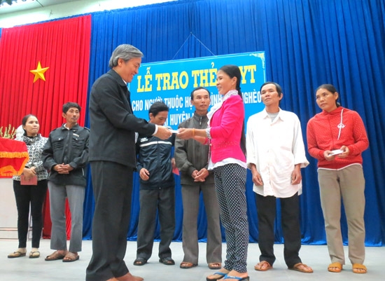 Phó Chủ tịch Thường trực UBND tỉnh  Lê Quang Thích trao thẻ BHYT cho người dân thuộc hộ cận nghèo huyện Nghĩa Hành được tỉnh hỗ trợ mua thẻ BHYT.