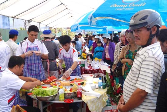 Đoàn viên Công đoàn LĐLĐ thành phố Quảng Ngãi tham gia hội thi nấu ăn “vua đầu bếp” nam.