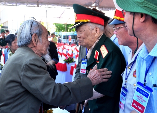 Các thành viên trong đội du kích Ba Tơ xúc động khi gặp lại Trung tướng Nguyễn Đôn- Chính trị viên Đội Du kích Ba Tơ 