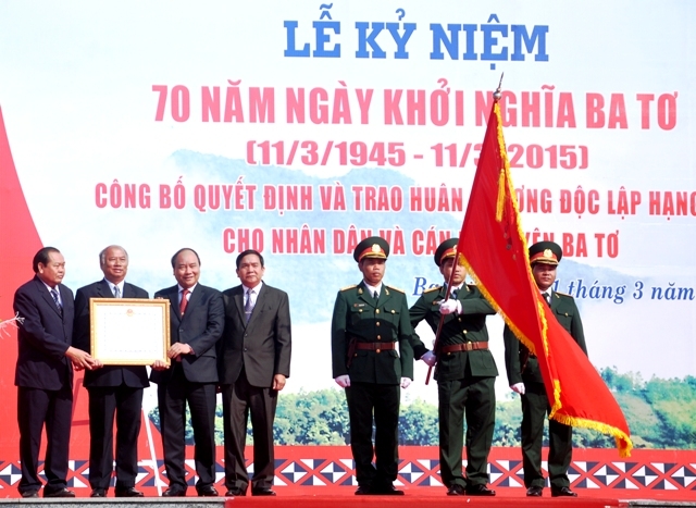 Phó Thủ tướng Chính phủ Nguyễn Xuân Phúc đã trao Huân chương độc lập Hạng 3 của Chủ tịch nước cho nhân dân và cán bộ huyện Ba Tơ