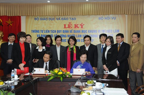   Thứ trưởng Bộ Nội vụ Trần Anh Tuấn và Thứ trưởng Bộ GD&ĐT Nguyễn Thị Nghĩa ký Thông tư liên tịch.   