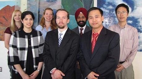  Tiến sĩ Liêm (hàng thứ nhất, bên phải) cùng các cộng sự nghiên cứu thành công dự án gien trên tế bào ung thư tại Mỹ.