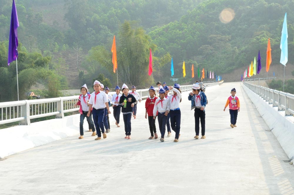 Niềm vui của những học sinh khi đi học trên cây cầu mới.