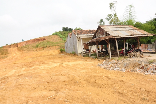 Một ngôi nhà ở xã Bình Long (Bình Sơn) nằm trong hành lang GPMB vẫn chưa được tháo dỡ.