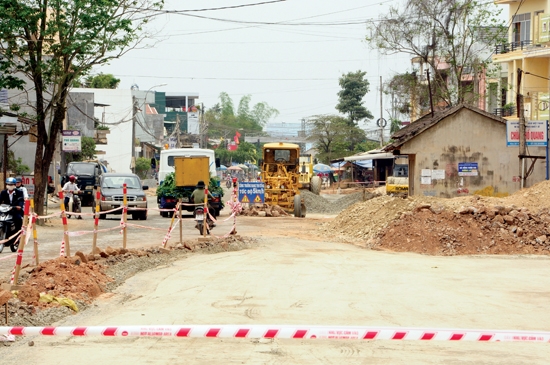  Một ngôi nhà nằm giữa đường Nguyễn Trãi đang thi công do chưa giải phóng được mặt bằng.