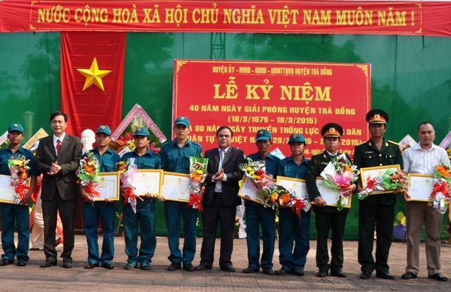 Lãnh đạo huyện Trà Bồng khen thưởng cho các tập thể và cá nhân có thành tích tốt trong xây dựng và phát triển lực lượng dân quân tự vệ