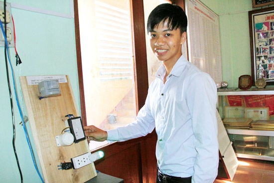  Em Nguyễn Quang Trưởng mày mò nghiên cứu thành công thiết bị tiết kiệm điện và chống trộm tự động bằng cảm biến hồng ngoại.   