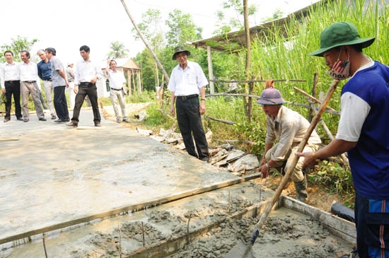 Phó Chủ tịch UBND tỉnh Phạm Trường Thọ (đứng thứ 3 bên phải) kiểm tra công tác thi công đường giao thông tại xã Nghĩa Lâm.