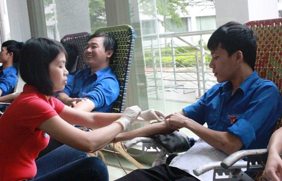 Hơn 700 đơn vị máu đã được hiến trong Tháng Thanh niên 2015.