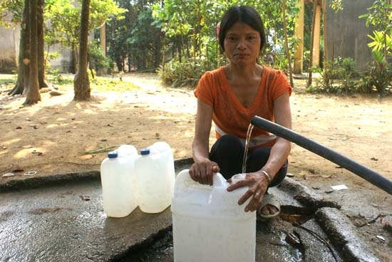  Người dân Trà Nga, xã Trà Phong  tự làm đường ống dẫn nước từ núi cao về làng nhưng nước yếu, không đủ dùng.
