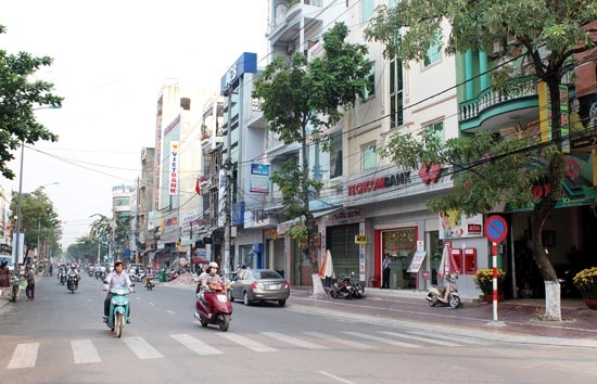 Đường Quang Trung (TP. Quảng Ngãi) sầm uất với hàng loạt ngân hàng “đứng chân”.