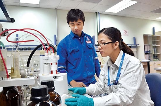 Chị Phạm Thị Thêm (BSR) đang kiểm tra mẫu dầu tại phòng thí nghiệm.