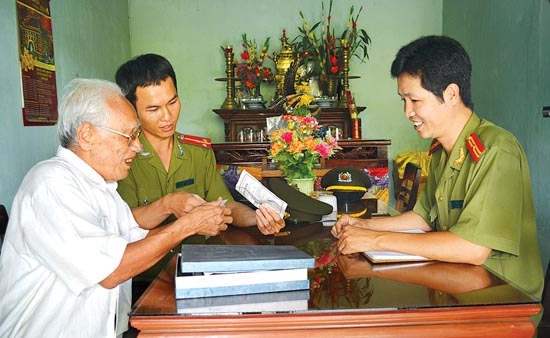 Ông Bùi Huy Thọ đang kể rất tỉ mỉ các câu chuyện thông qua những kỉ vật thời chiến.