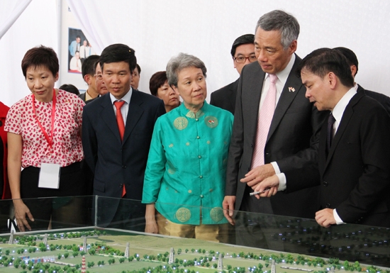 Thủ tướng Singapore Lý Hiển Long cùng phu nhân (thứ hai và ba từ phải qua) nghe giới thiệu về Dự án VSIP Quảng Ngãi.