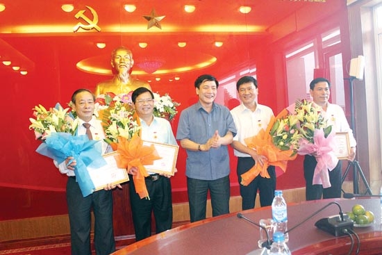 Đồng chí Bùi Văn Cường (giữa) trao Kỷ niệm chương cho các đồng chí lãnh đạo tỉnh.                       Ảnh: T.THUẬN