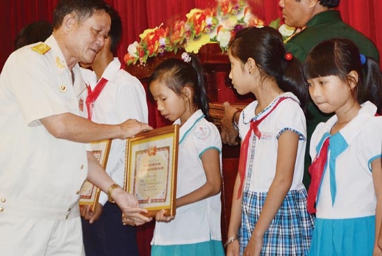 Hội CCB tỉnh trao học bổng và giấy khen động viên học sinh nghèo học giỏi.