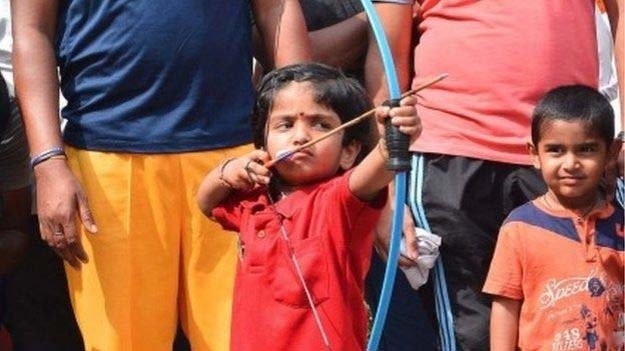 Cung thủ nhí Dolly Shivani Cherukuri - Ảnh: AFP