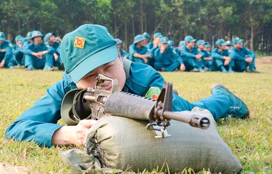 Chiến sĩ Nguyễn Thị Sương, dân quân cơ động xã Hành Minh đang thực hiện ngắm bắn bài 1 AR15.       Ảnh: TH.HÂN