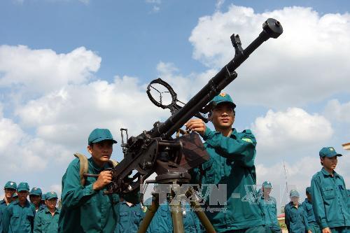 Lực lượng dân quân tự vệ huyện Phong Điền huấn luyện báo động chiến đấu mục tiêu trên không.  Ảnh: Trọng Đức/TTXVN.