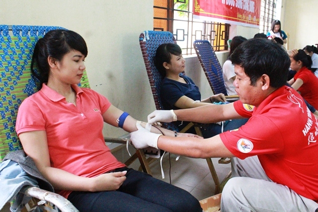 Đoàn viên thanh niên trường Đại họcTài chính - Kế toán tham gia hiến máu.