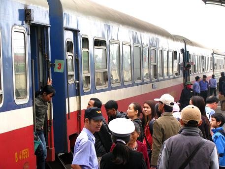   Để phục vụ nhu cầu đi lại của người dân trong dịp nghỉ lễ 30/4 và 1/5 năm nay, Tổng công ty Đường sắt Việt Nam vừa yêu cầu tăng thêm 90 chuyến tàu các loại và giảm giá vé cho hành khách.