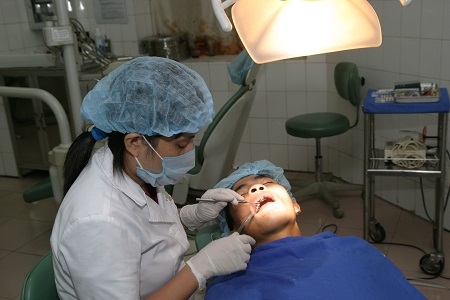  Khám răng miệng định kỳ để phát hiện sớm bệnh áp - tơ. Ảnh: Trần Minh
