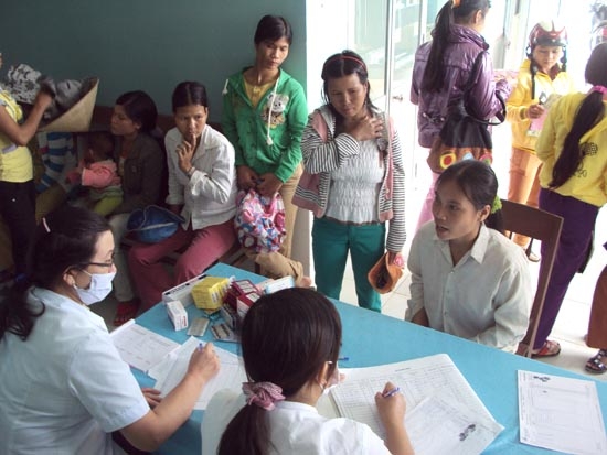Chị em phụ nữ huyện Trà Bồng tham gia khám và tư vấn sức khỏe sinh sản.