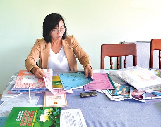  Chị Reo đang chuẩn bị chủ đề và tài liệu cho buổi sinh hoạt CLB.