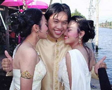 Winchao Tao hạnh phúc bên 2 cô vợ song sinh của mình