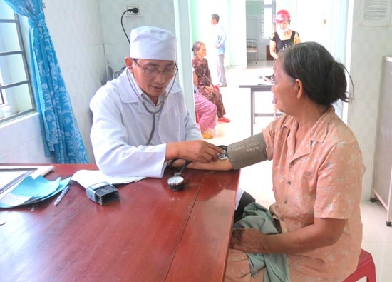 Bác sĩ Nguyễn Tấn Hồng-Trưởng Trạm Y tế xã Đức Hiệp (Mộ Đức) luôn gần gũi, hết lòng chăm lo cho người bệnh.                