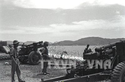 Các phương tiện chiến tranh của địch ở Quy Nhơn tháo chạy ra biển bị quân giải phóng chặn đánh phá hủy. Ảnh: Văn Bảo- TTXVN