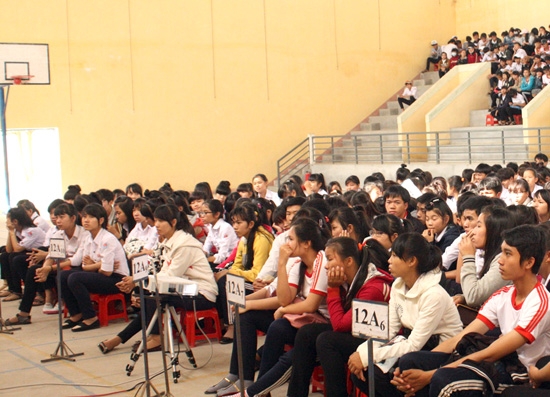 Học sinh Trường THPT Sơn Mỹ tham gia buổi tư vấn mùa thi 2015.