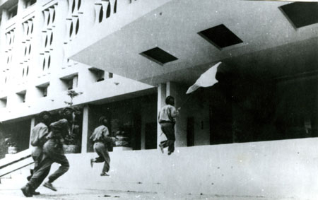 Bốn chiến sĩ Binh đoàn Hương Giang mang cờ tiến thẳng vào Dinh Độc Lập trưa ngày 30/4/1975. Ảnh tư liệu