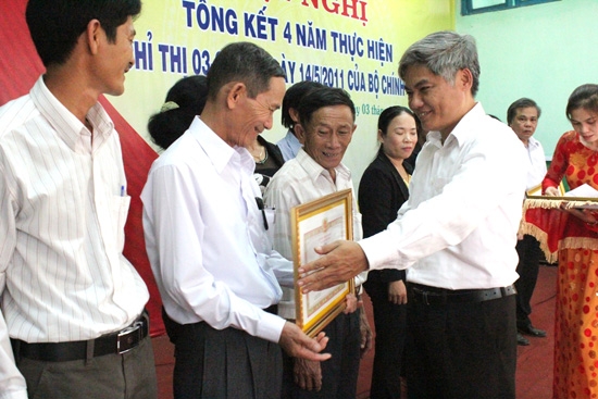 Bí thư Huyện ủy Sơn Tịnh Võ Văn Hào trao giấy khen cho các tập thể, cá nhân tiêu biểu.
