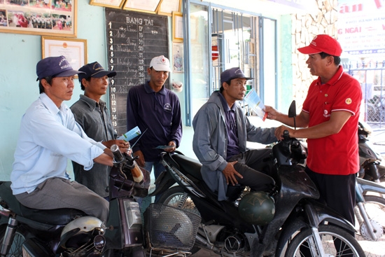 Ông Nguyễn Ngọc Giao (bìa phải) vận động các anh em trong đội xe honda tự quản tham gia vào câu lạc bộ ngân hàng máu sống