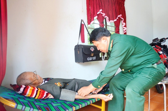 Cán bộ quân y Đồn Biên phòng Sa Huỳnh chăm sóc sức khỏe cho người dân.   Ảnh: KHÁNH TOÀN