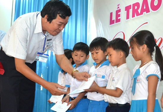 Giám đốc Sở GD-ĐT Đoàn Dụng trao học bổng  “Vì em hiếu học” cho học sinh.