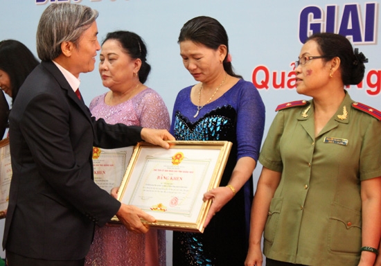 Phó Chủ tịch Thường trực UBND tỉnh Lê Quang Thích trao bằng khen của UBND tỉnh cho các cá nhân điển hình trong phong trào thi đua giai đoạn 2010-2015