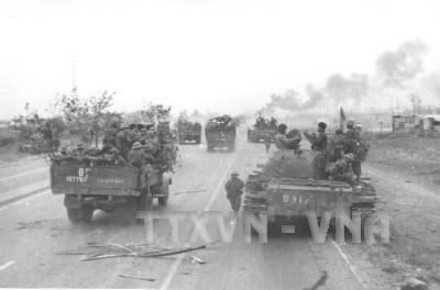  Các đơn vị trên đường tiến về giải phóng Sài Gòn trong chiến dịch Hồ Chí Minh. Ảnh: Lâm Hồng Long-TTXVN
