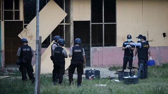   Cảnh sát Jakarta đang kiểm tra hiện trường vụ nổ. Ảnh: Reuters