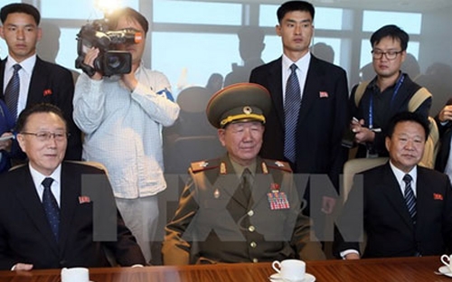 Ông Hwang Pyong-So (giữa) (Nguồn:AFP/TTXVN)