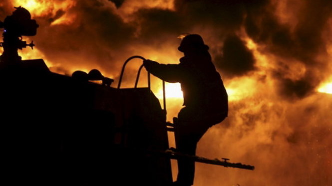  Một lính cứu hỏa tham gia chữa cháy ở nhà máy sản xuất paraxylene Cổ Lôi - Ảnh: Reuters