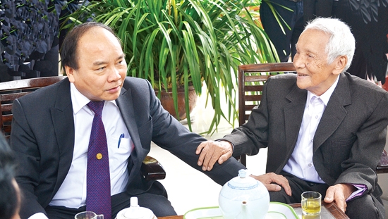 Phó Thủ tướng Chính phủ Nguyễn Xuân Phúc đến thăm đồng chí Võ Phấn nhân dịp Tết Nguyên đán năm 2013.                 Ảnh: P.LÝ