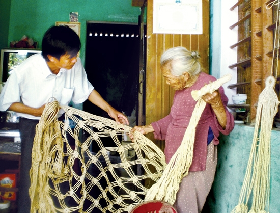 Bà cụ Nguyễn Thị Muôn (91 tuổi), ở Cù Lao Chàm (xã Tân Hiệp, Hội An, Quảng Nam) người cao tuổi nhất còn giữ nghề đan võng từ vỏ cây ngô đồng.